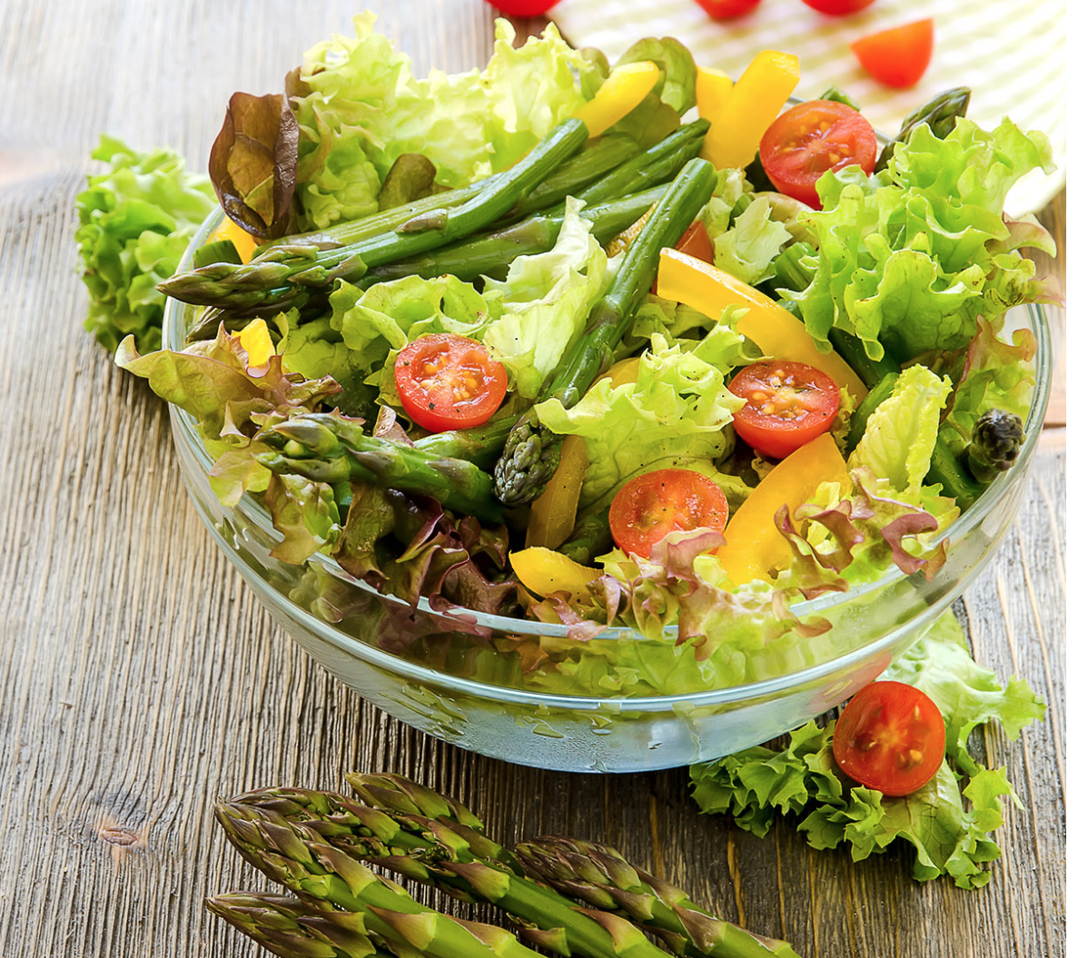 ensalada verde de pepino y espárragos con Guisillo almeriense